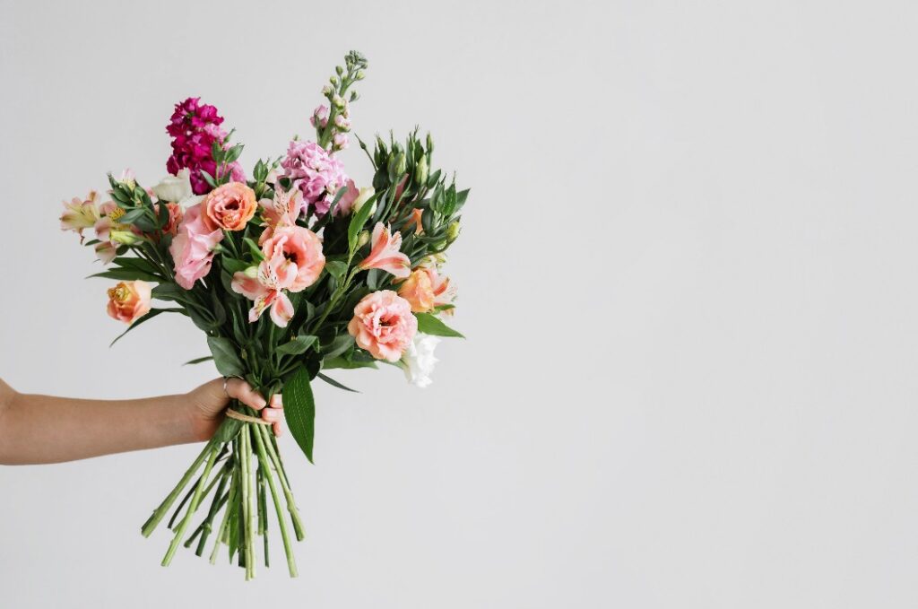 Webbanner mit großem prächtigem Frühlingsblumenstrauß