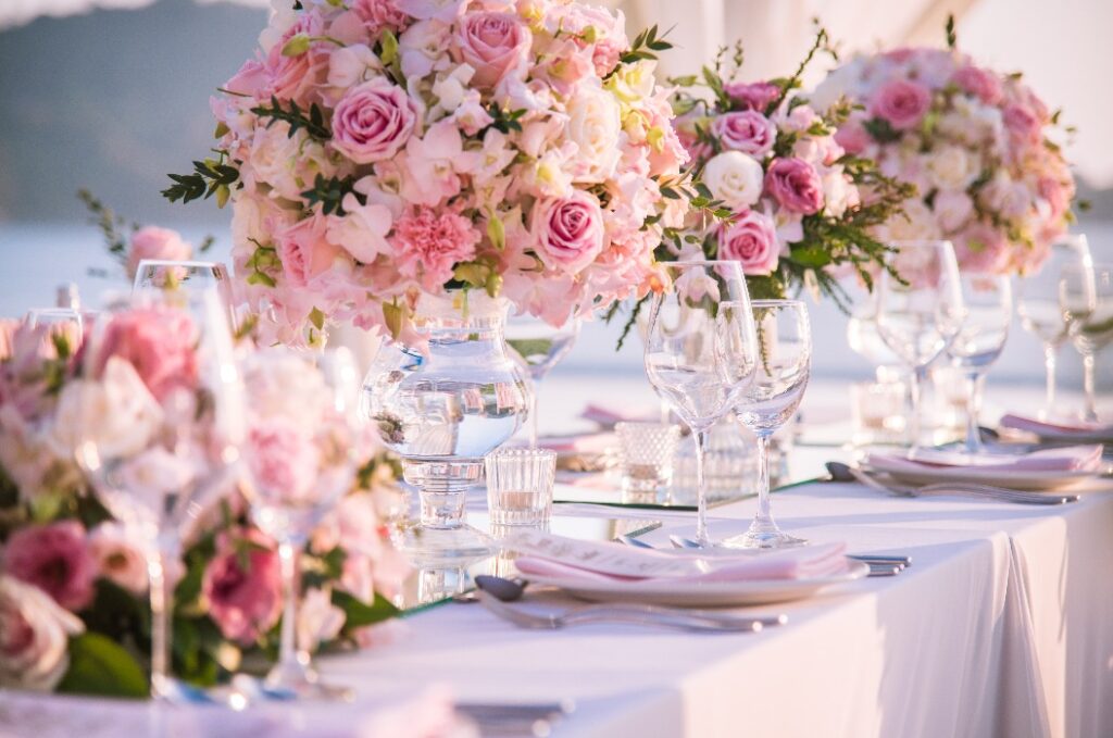 Gedeckter Tisch bei einer luxuriösen Hochzeit und schöne Blumen auf dem Tisch.