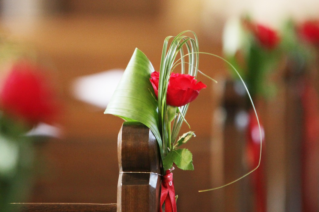 blumendekoration in der kirche bei hochzeit